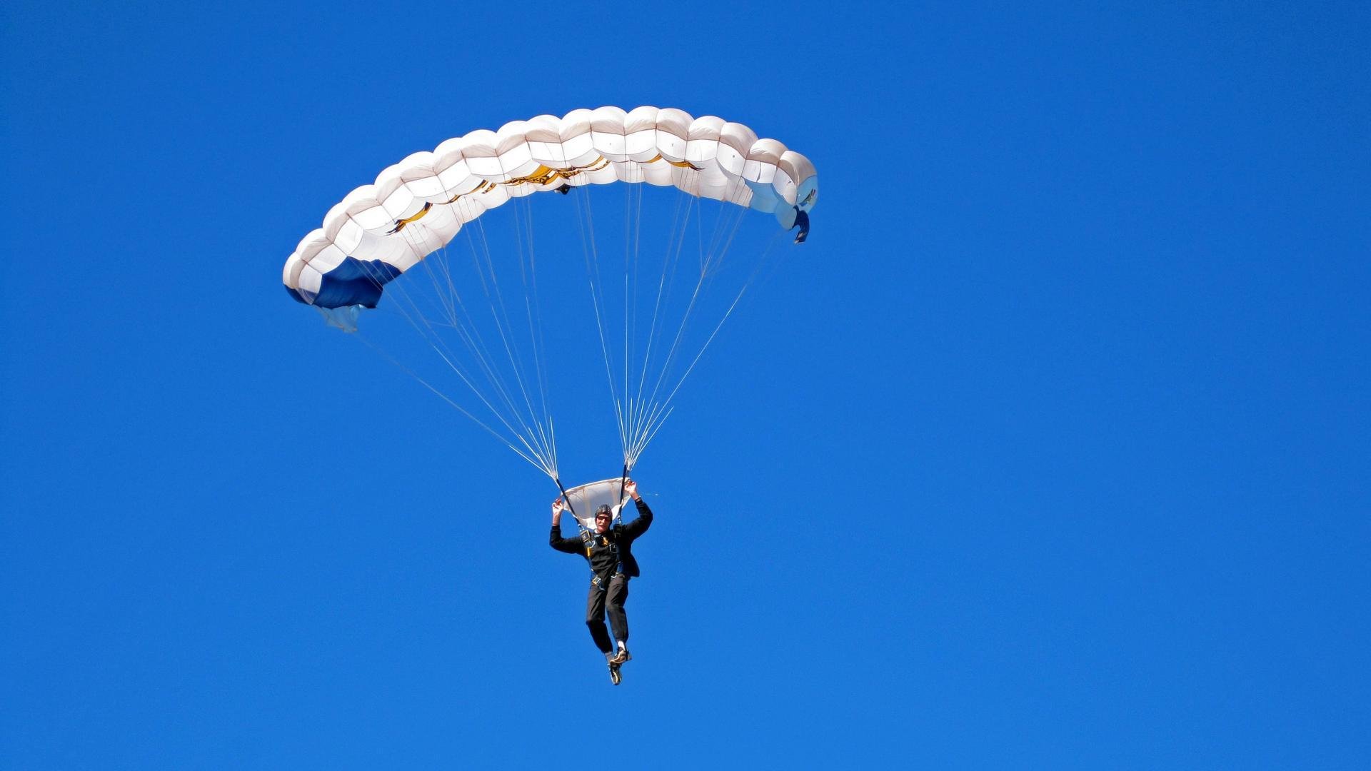 “雪域战神:北极圈极寒赛段的激情较量”,北极雪景