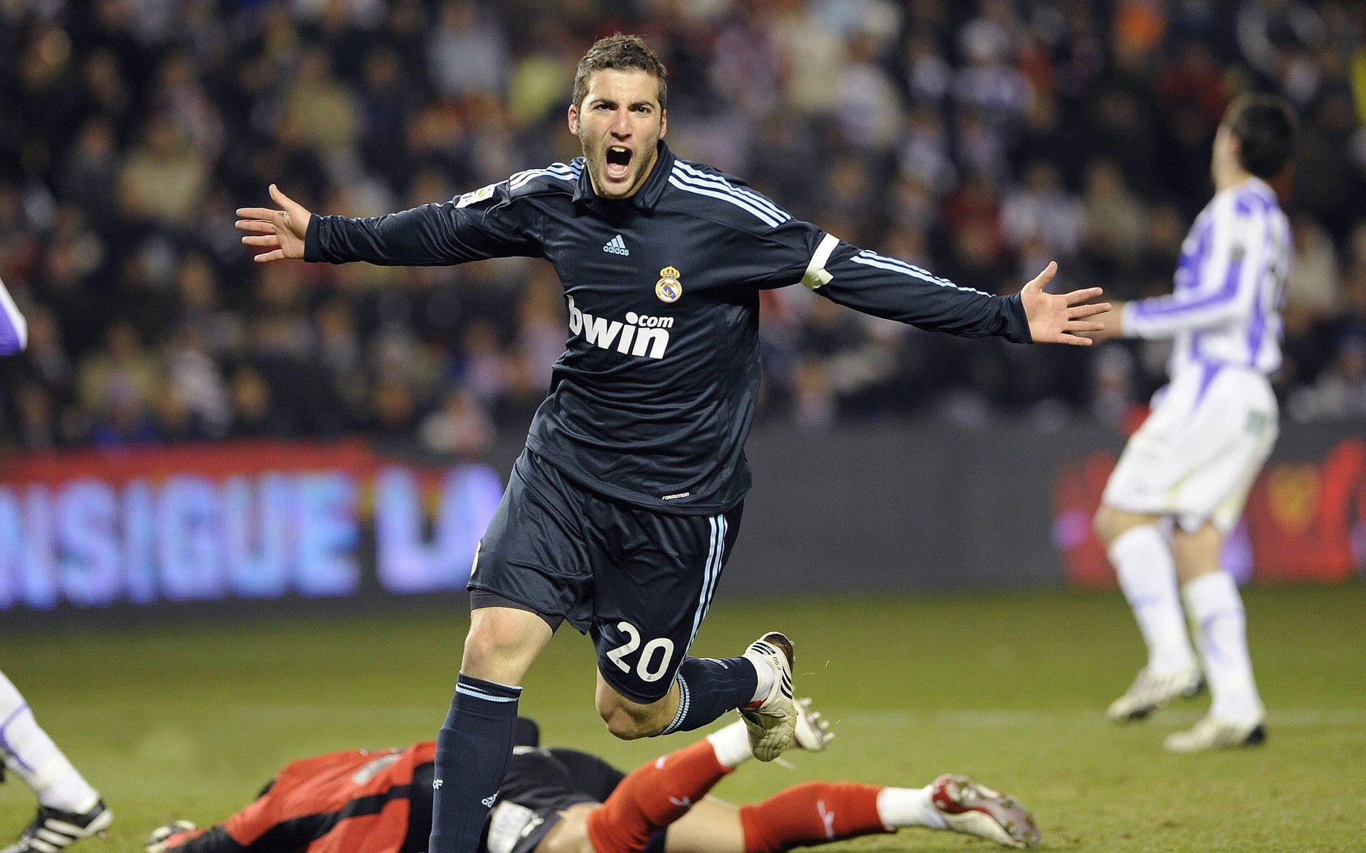 哥伦比亚队前锋苏亚雷斯在巴黎奥运会上表现出色,哥伦比亚队迪亚斯